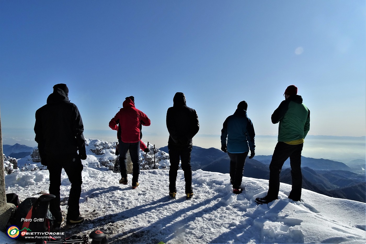 62 Tutti al freddo e al vento gelido, tutti ben imbacuccati.JPG